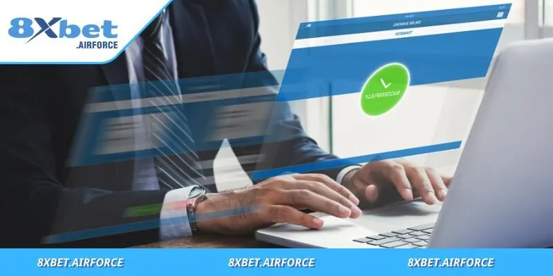 Người chơi đọc hướng dẫn rút tiền trên màn hình điện thoại